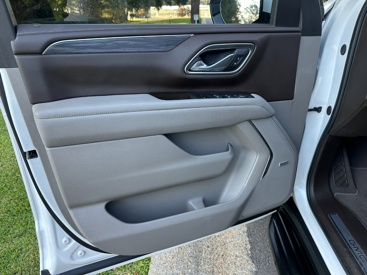 Used 2024 GMC Yukon XL SLT w/ SLT Luxury Package image 9