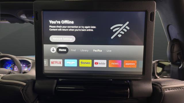 Used 2023 Chrysler Pacifica Limited w/ Uconnect Theater Family Group FWD image 36