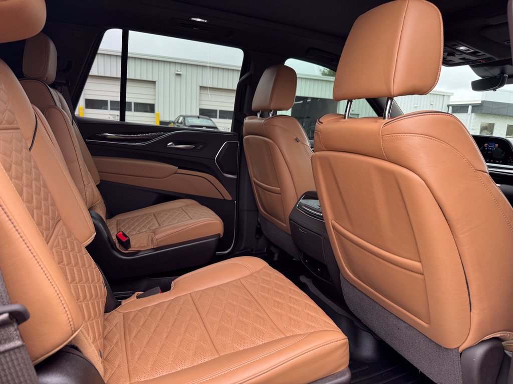 Used 2021 Cadillac Escalade Premium Luxury AWD/4WD image 13
