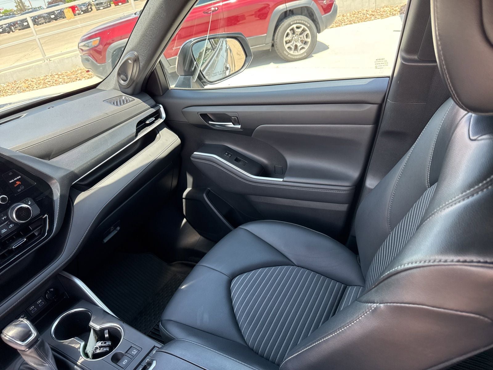 Used 2022 Toyota Highlander XSE AWD/4WD image 36