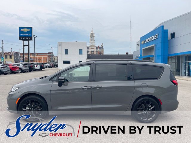 Used 2025 Chrysler Pacifica Limited