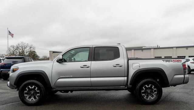 Used 2022 Toyota Tacoma TRD Off-Road w/ Technology Package AWD/4WD image 9