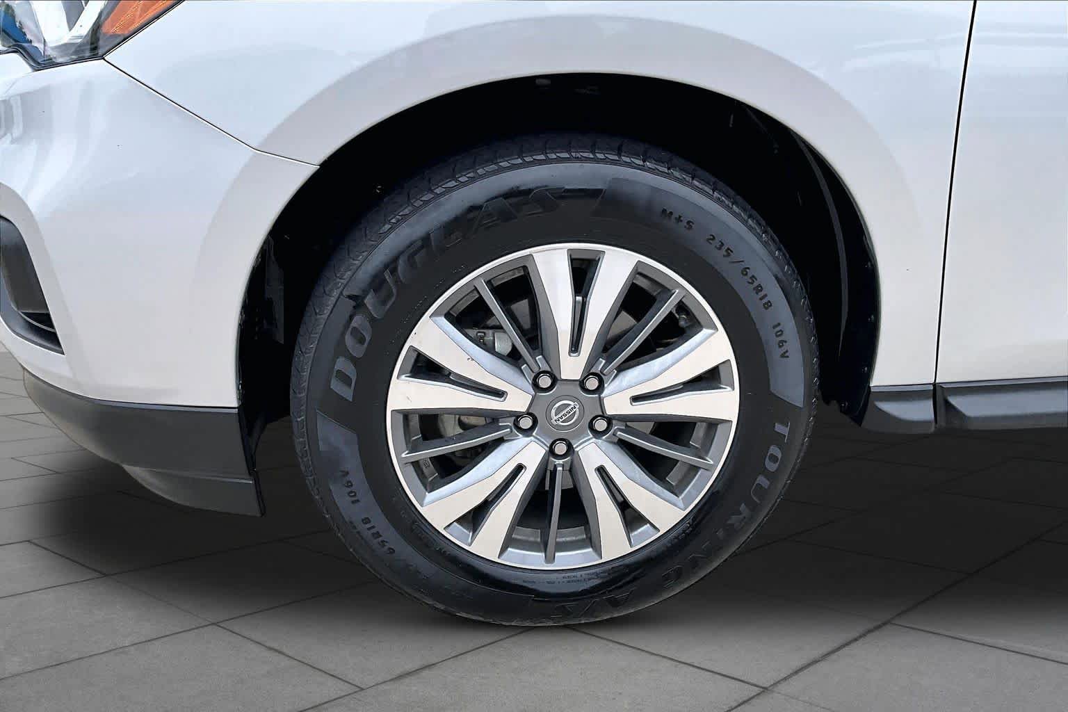 Used 2020 Nissan Pathfinder SV FWD image 11