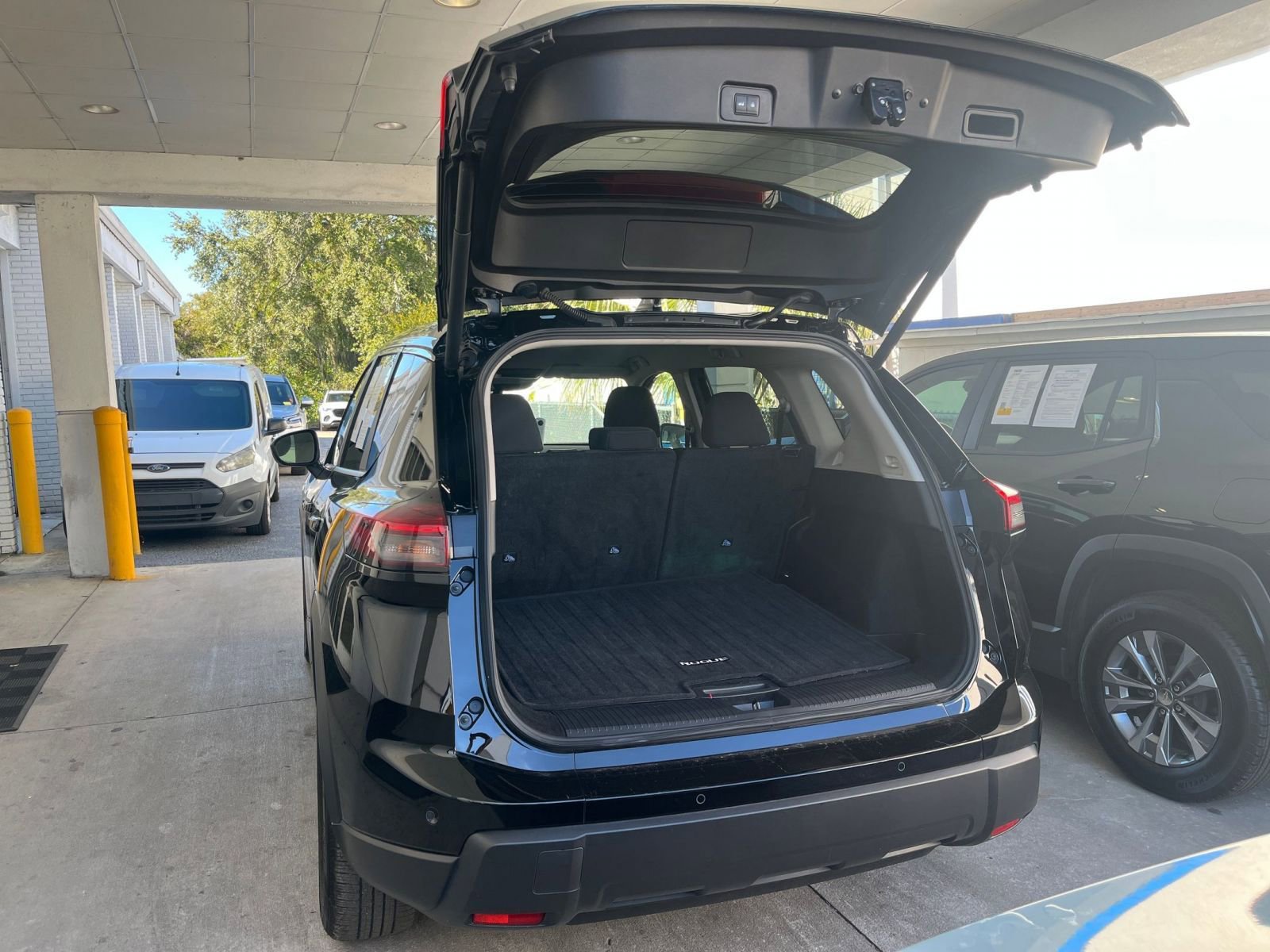 Used 2025 Nissan Rogue SV image 32