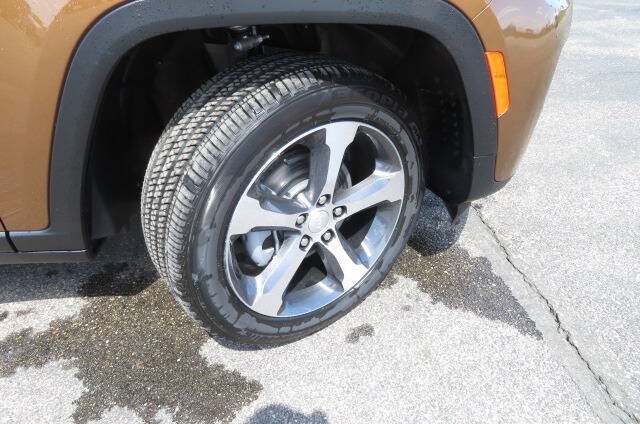 New 2026 Jeep Grand Cherokee Limited w/ Trailer Tow Package AWD/4WD image 3