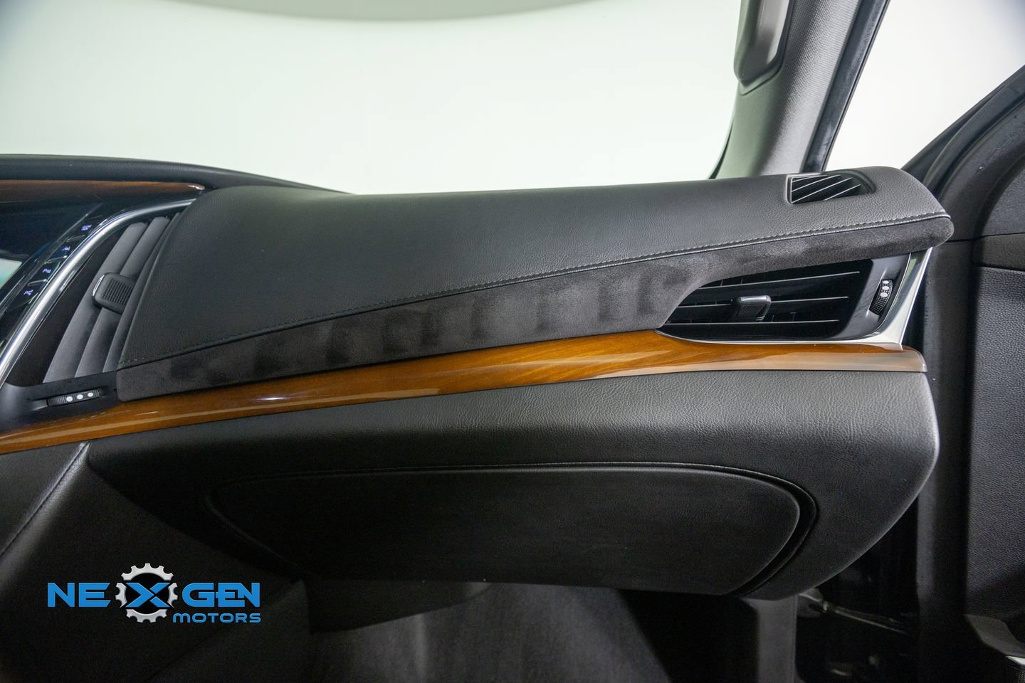 Used 2017 Cadillac Escalade Luxury AWD/4WD image 45