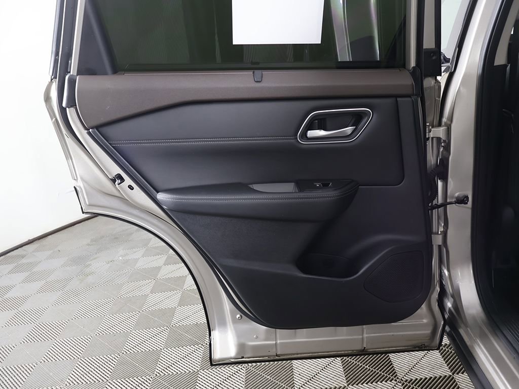 Used 2023 Nissan Rogue Platinum image 24