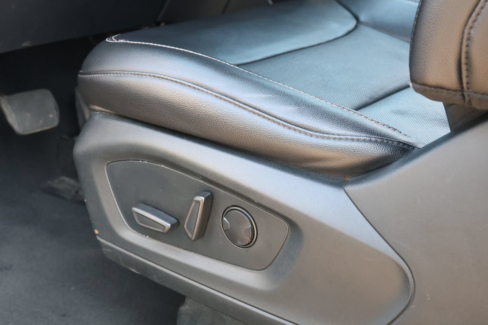Used 2023 Ford Explorer Limited AWD/4WD image 29
