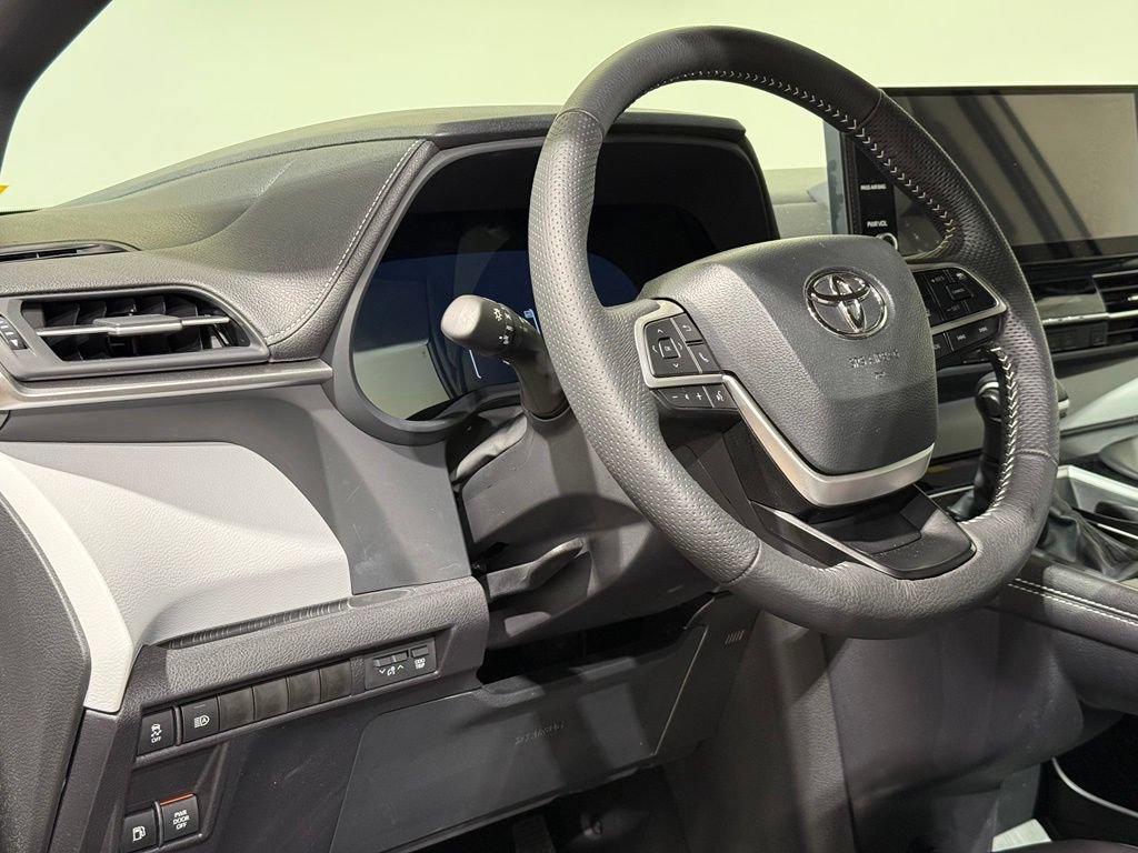 Used 2025 Toyota Sienna XSE w/ XSE Plus Package AWD/4WD image 17