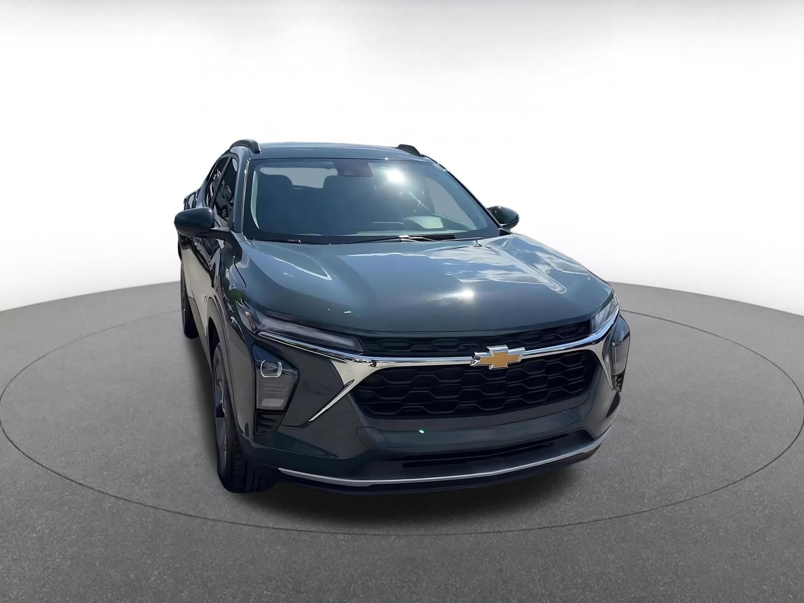 Used 2025 Chevrolet Trax LT w/ LT Convenience Package FWD image 3