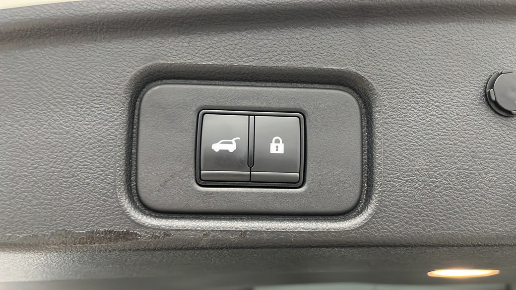 Used 2023 Nissan Pathfinder SL AWD/4WD image 26