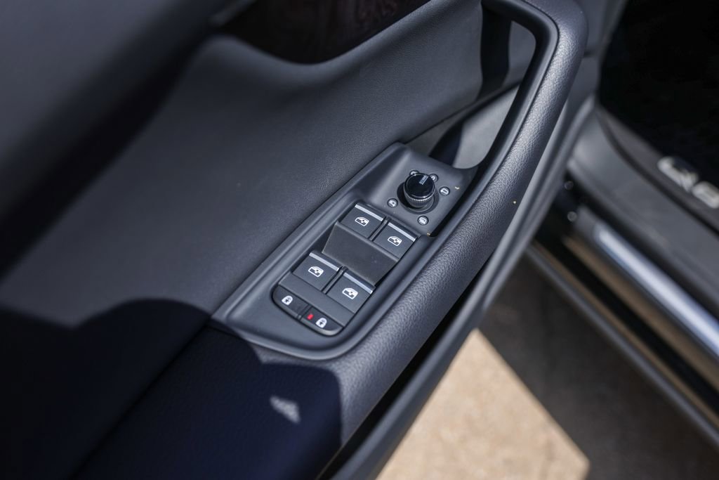 Used 2022 Audi Q8 Premium image 21