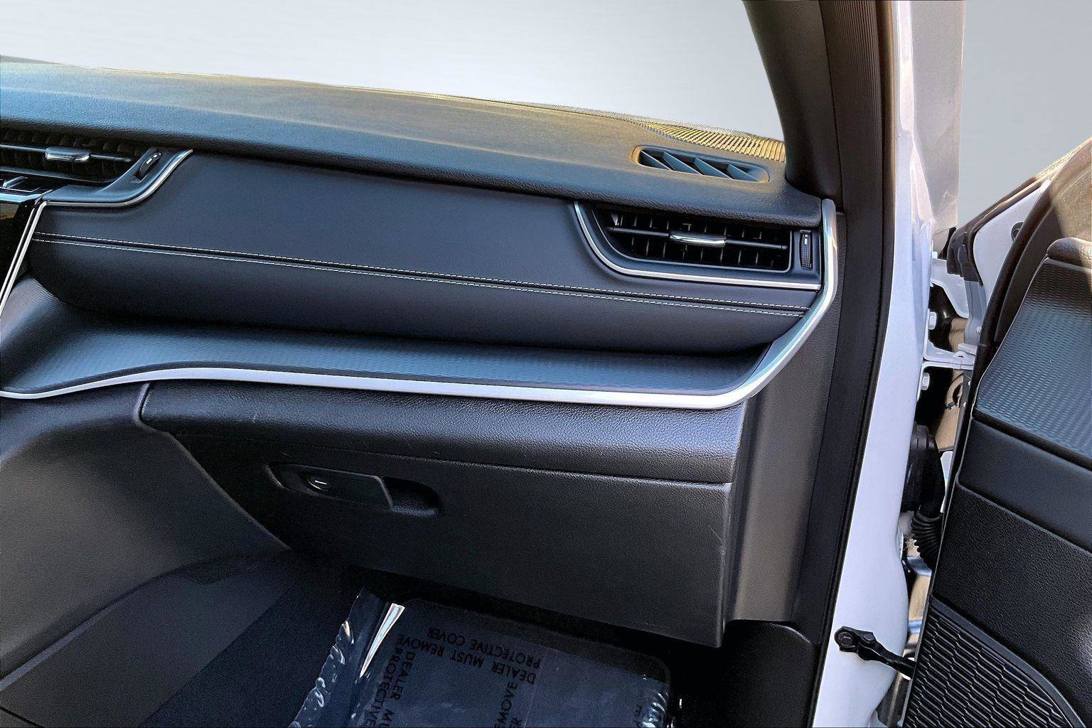 Certified 2025 Jeep Grand Cherokee Laredo w/ Luxury Tech Group I image 18