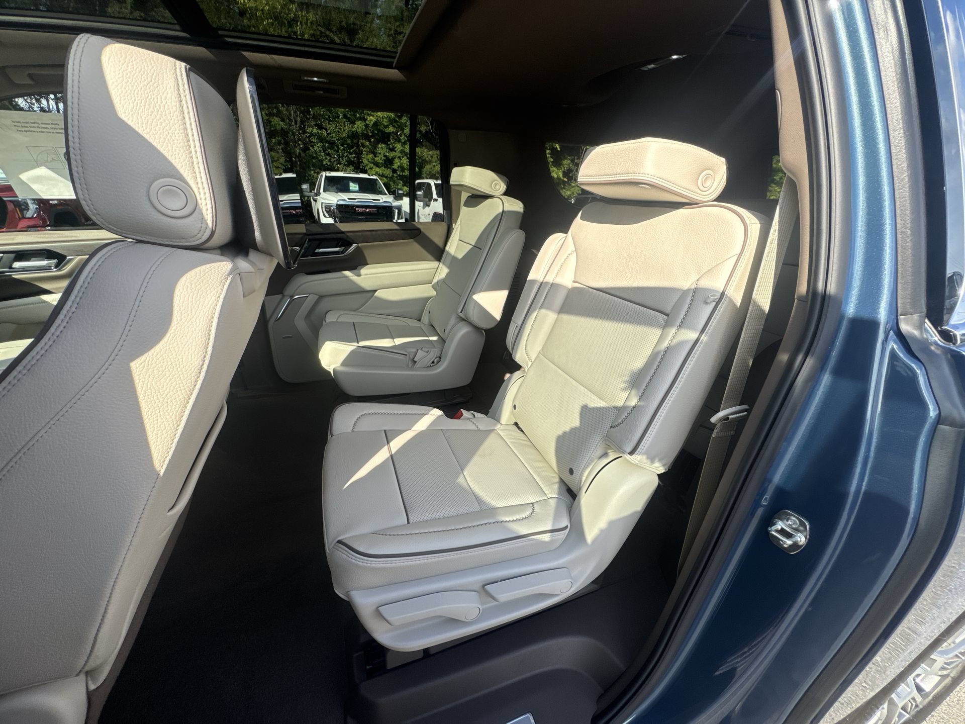 New 2026 GMC Yukon XL Denali w/ Denali Reserve Package AWD/4WD image 25