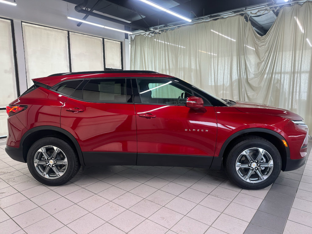 Certified 2025 Chevrolet Blazer LT FWD image 3