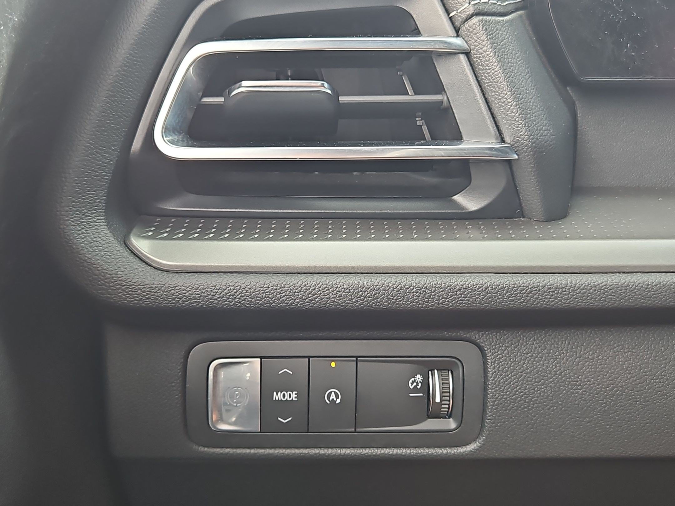 Used 2025 Chevrolet Traverse LT FWD image 23