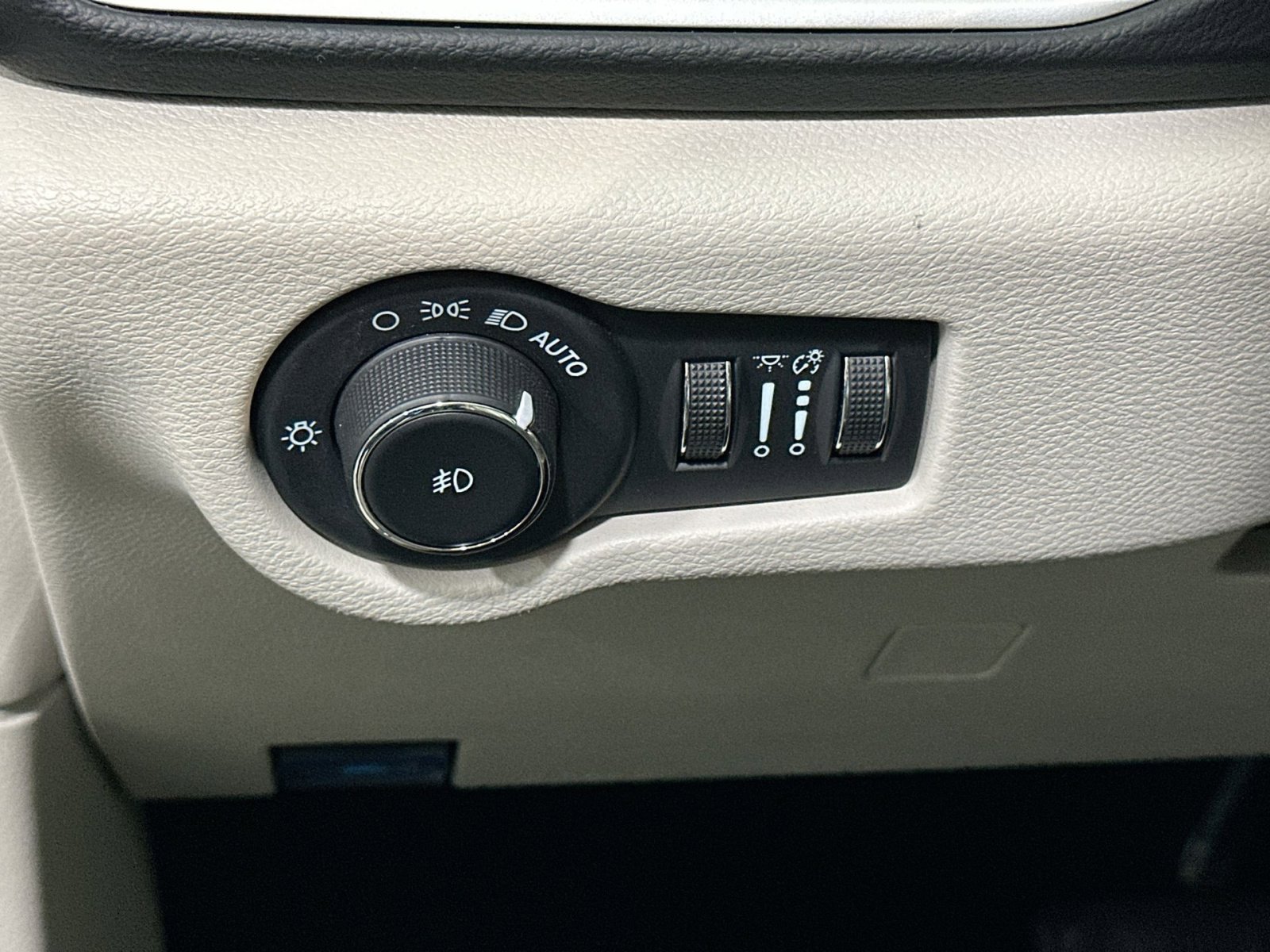 Used 2023 Chrysler Pacifica Touring-L image 18