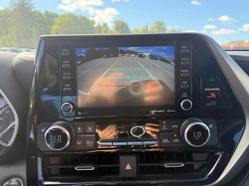 Used 2022 Toyota Highlander XLE AWD/4WD image 11