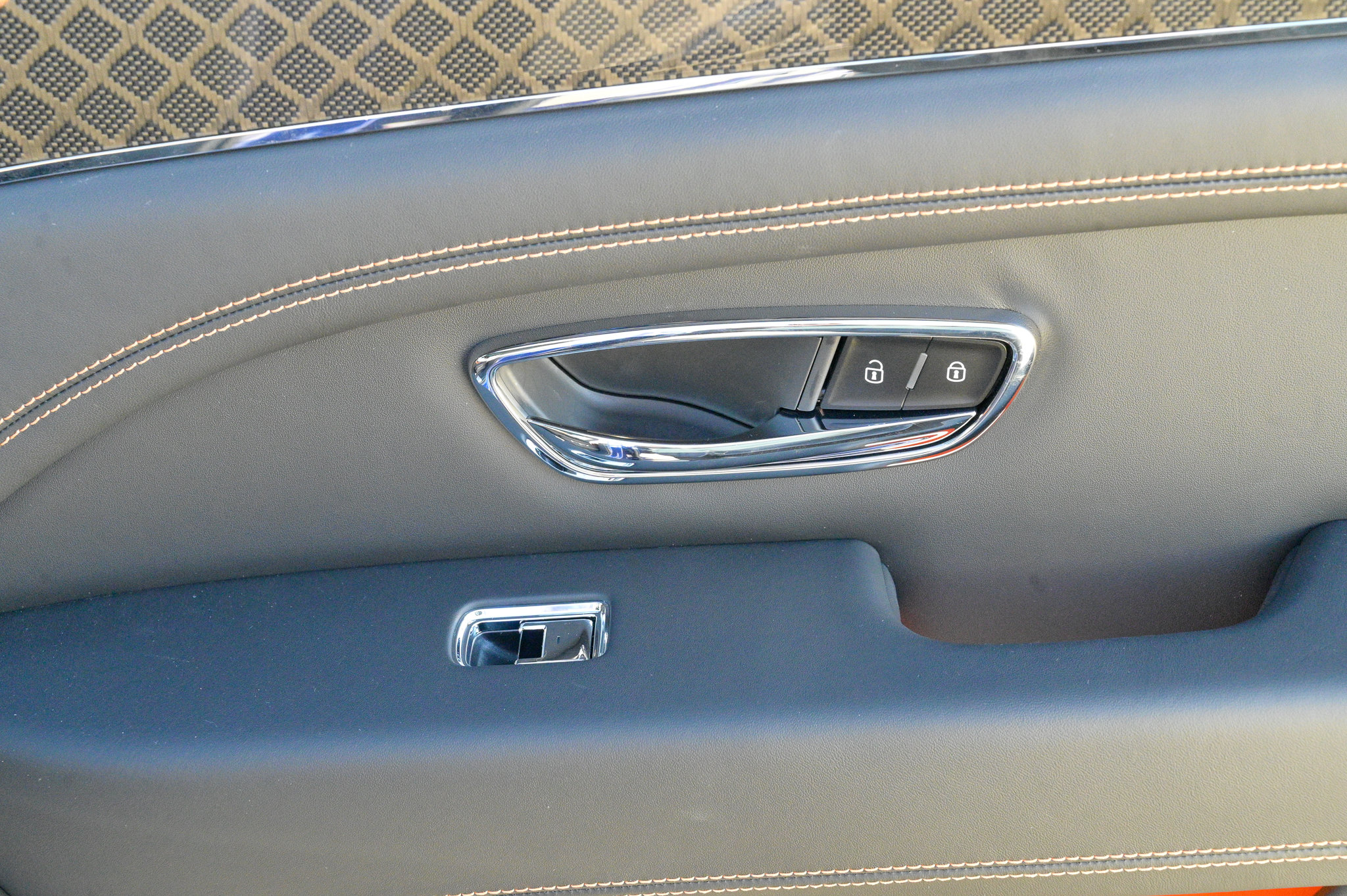 Used 2025 Bentley Bentayga image 59