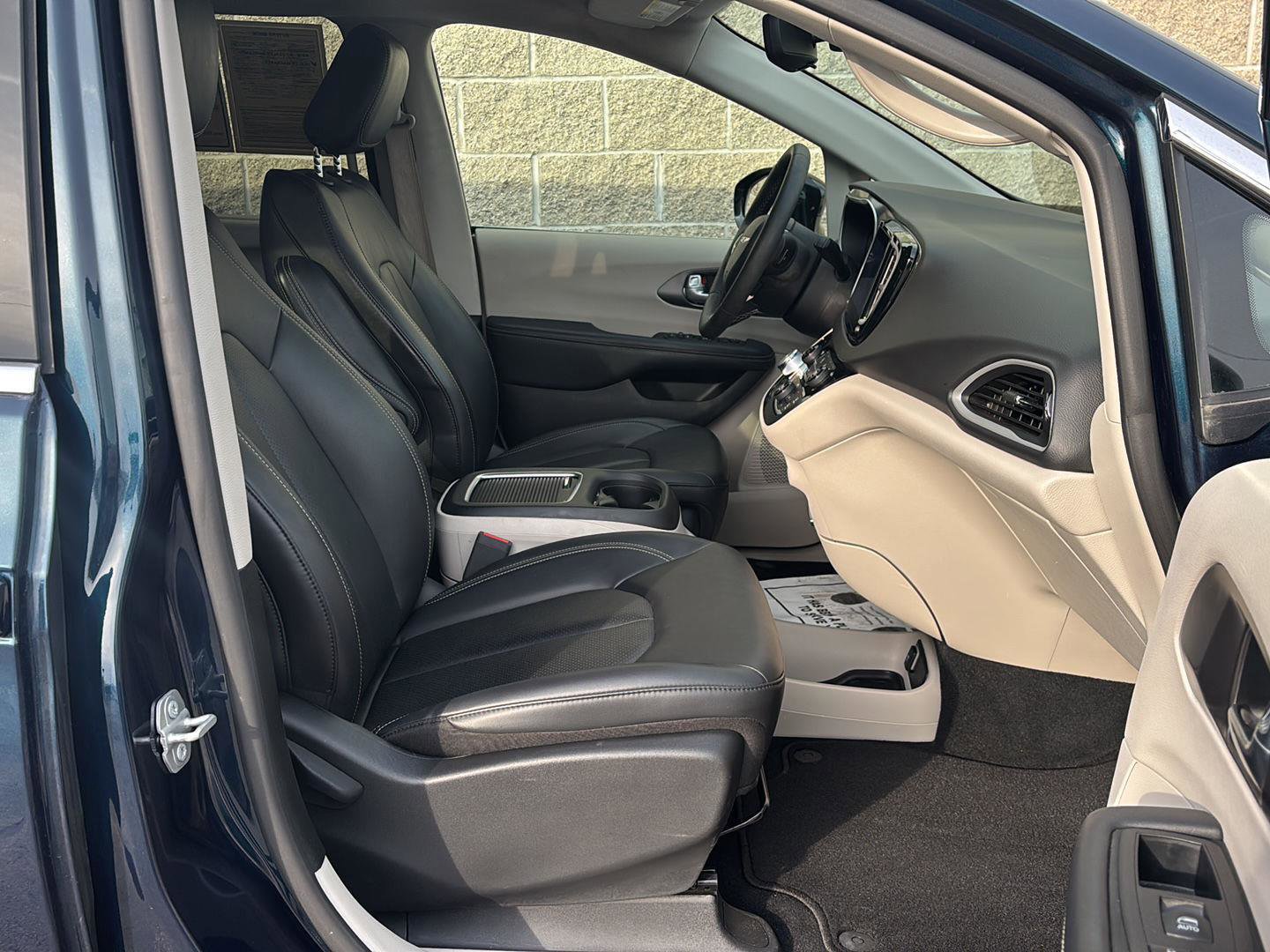 Used 2024 Chrysler Pacifica Touring-L FWD image 19