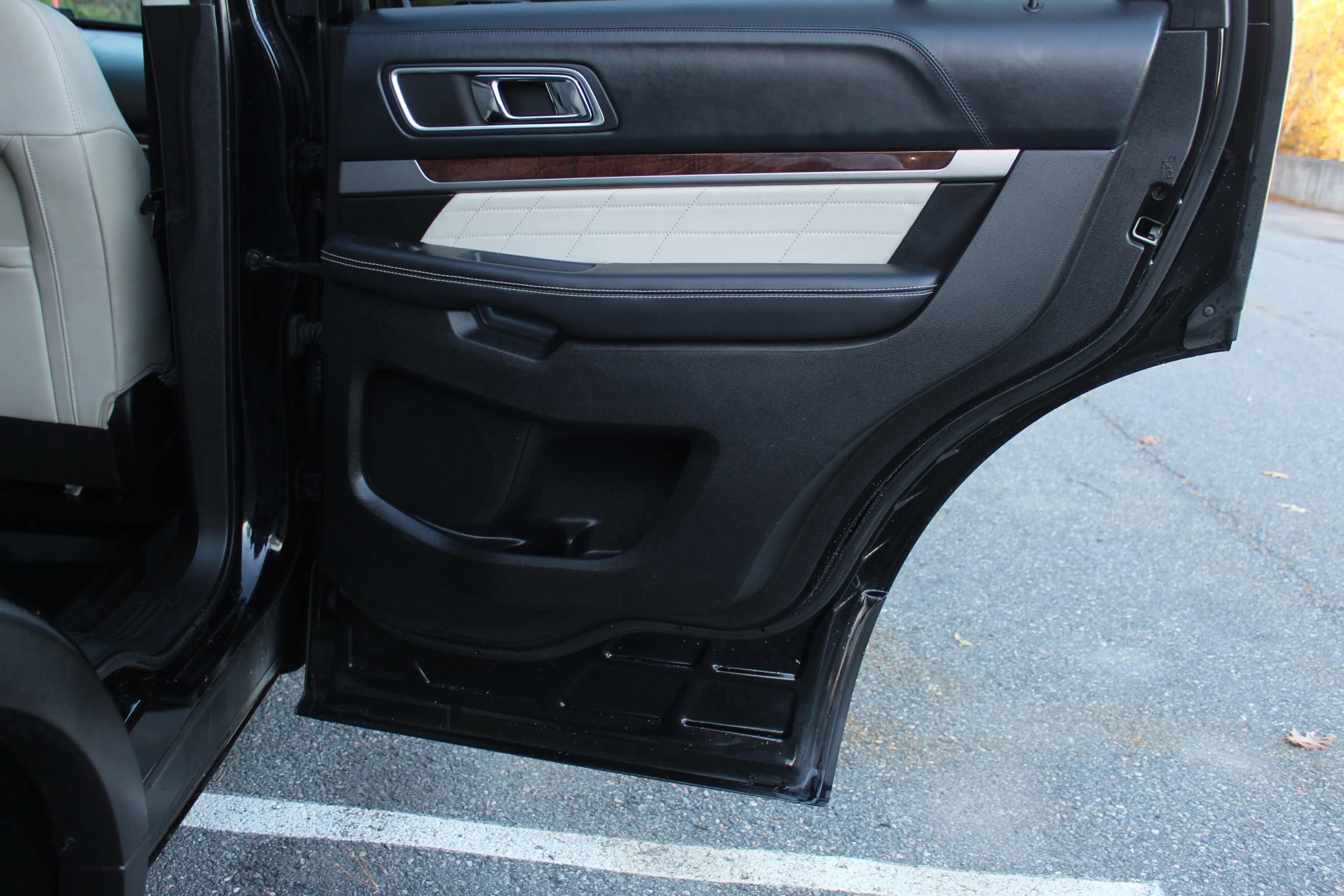 Used 2016 Ford Explorer Platinum image 17