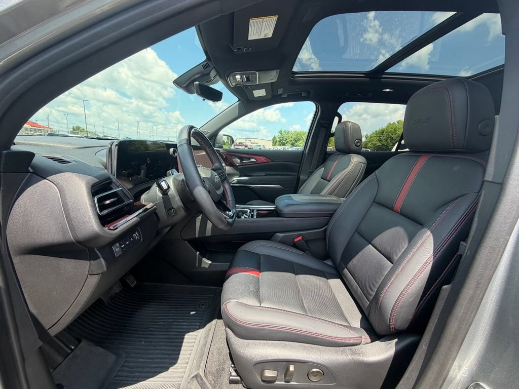 Used 2024 Chevrolet Traverse RS w/ LPO, Floor Liner Package AWD/4WD image 2