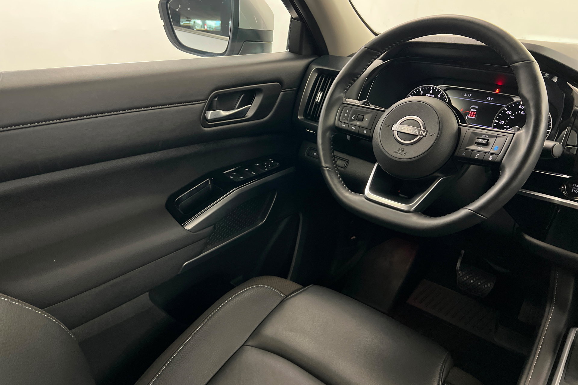 Used 2025 Nissan Pathfinder SL FWD image 12
