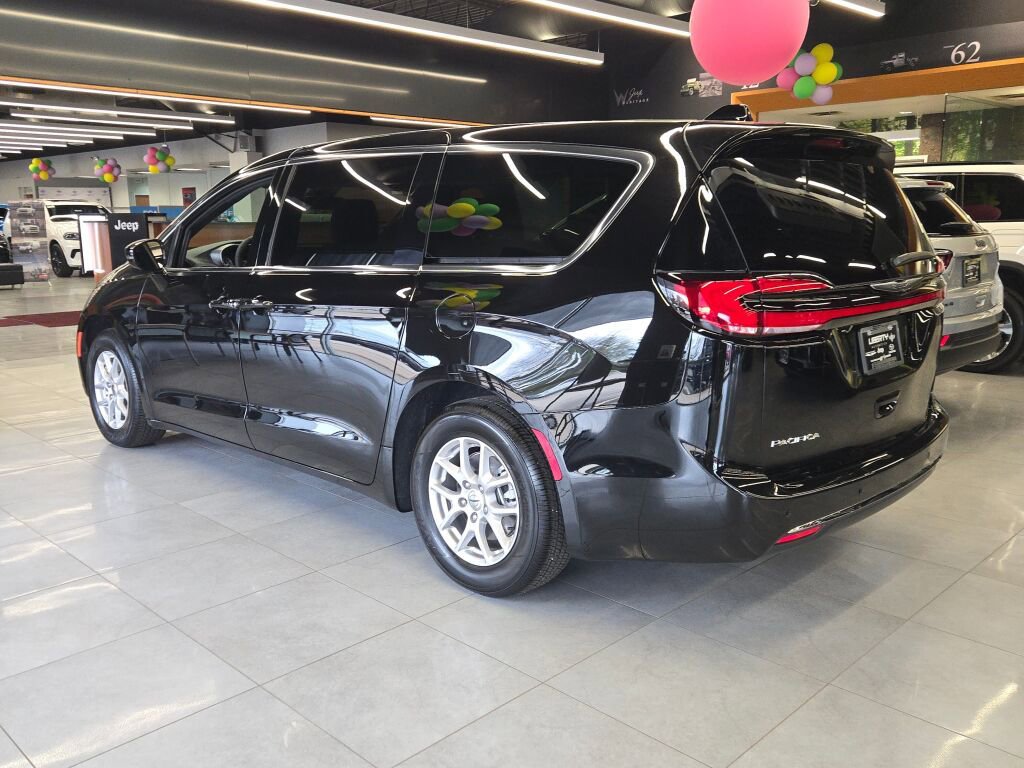 New 2025 Chrysler Pacifica Select FWD image 12