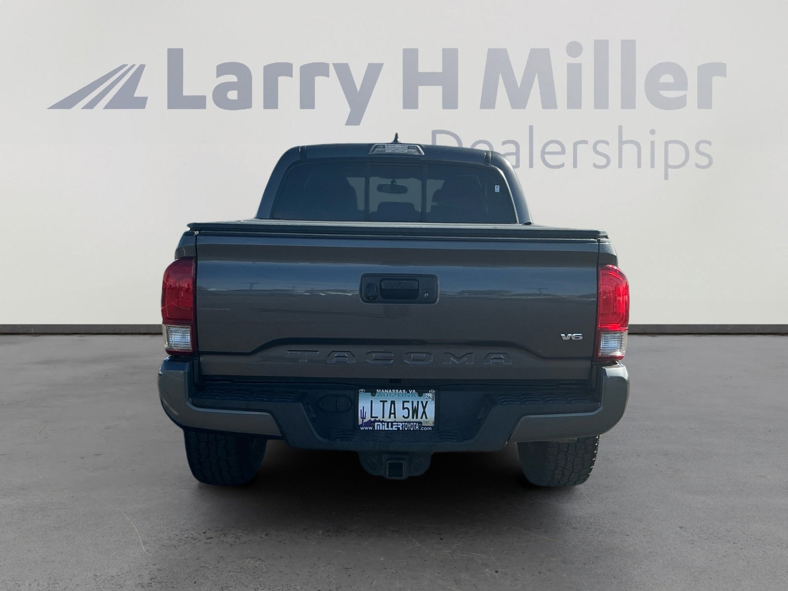 Used 2016 Toyota Tacoma TRD Sport w/ Towing Package image 4