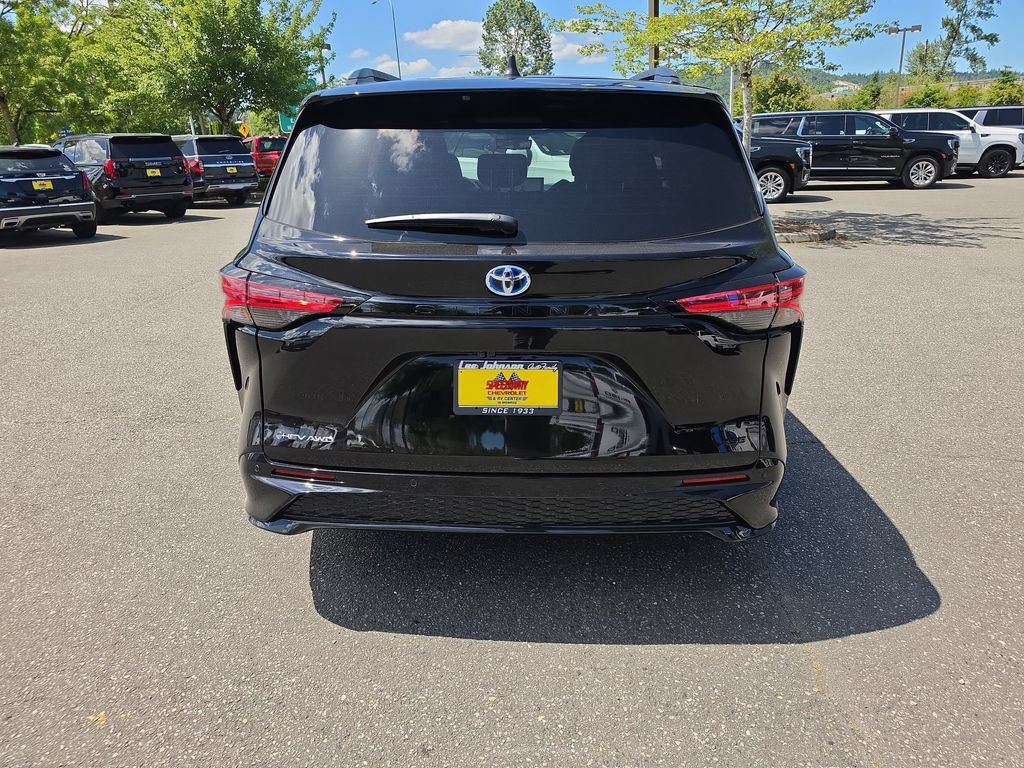 Used 2025 Toyota Sienna XSE AWD/4WD image 5