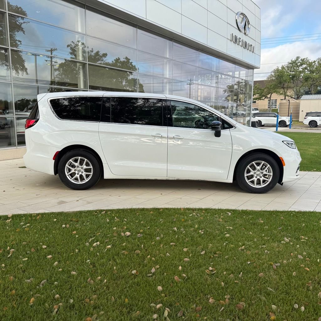 Used 2025 Chrysler Pacifica Select image 4