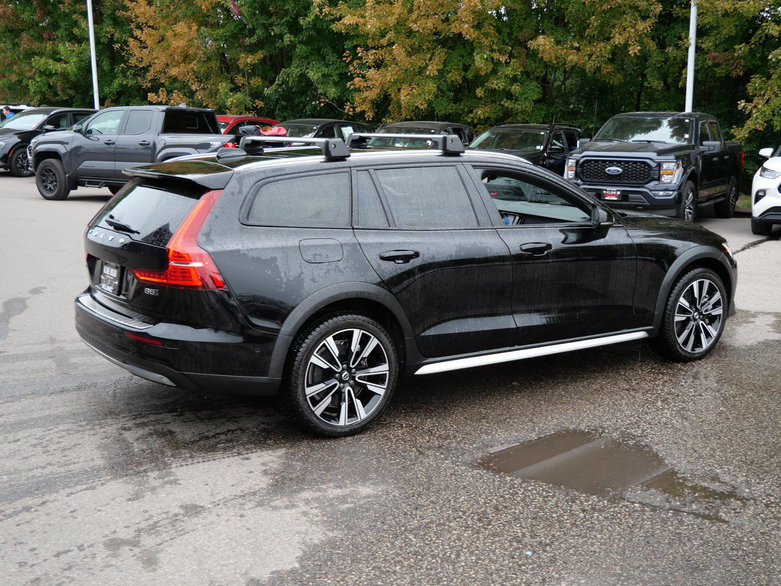 Certified 2024 Volvo V60 B5 Cross Country Ultimate w/ Protection Package Premier AWD/4WD image 7