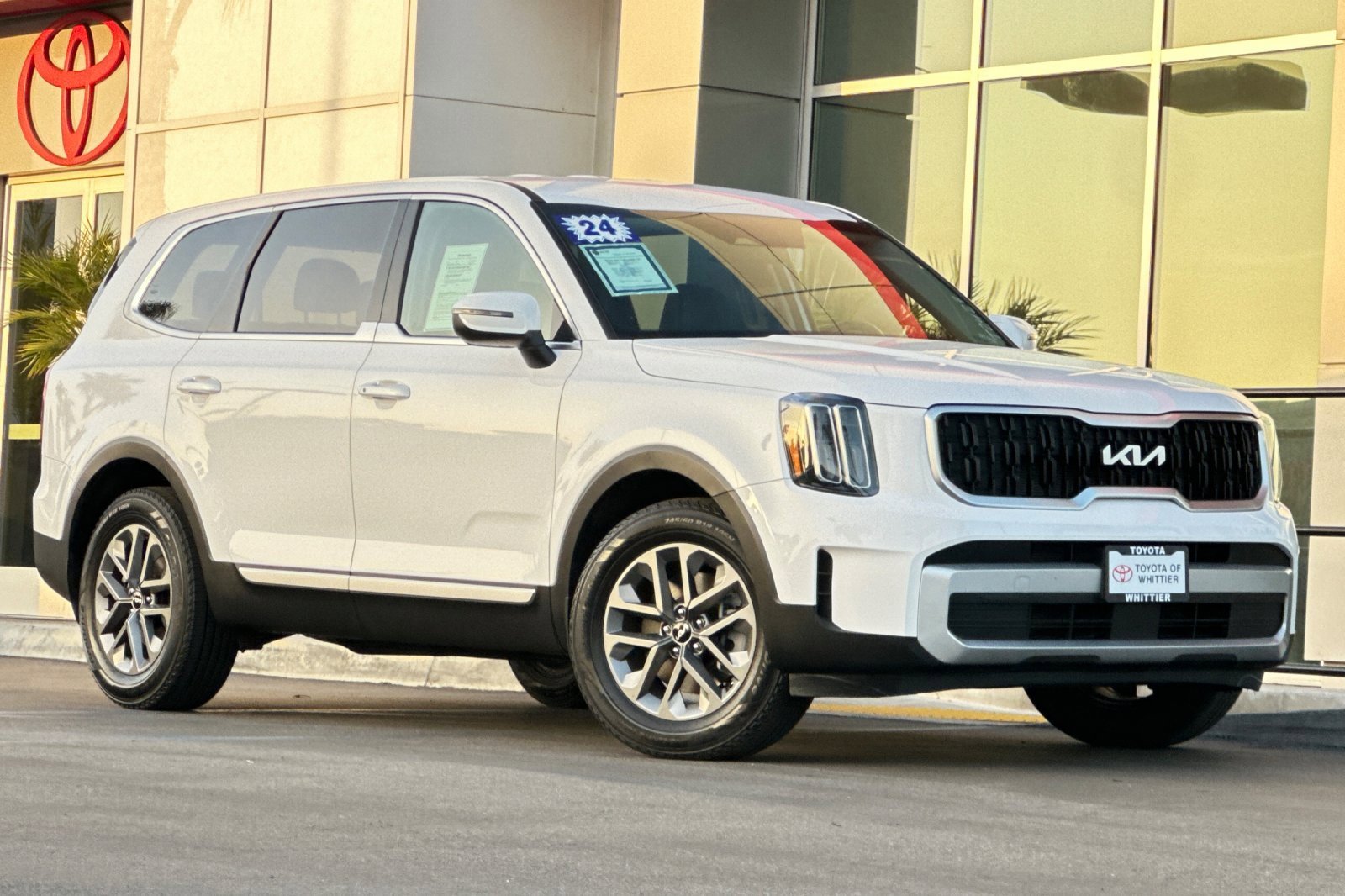 Used 2024 Kia Telluride LX image 2