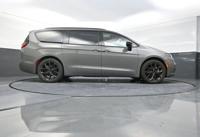 Used 2025 Chrysler Pacifica Limited image 35