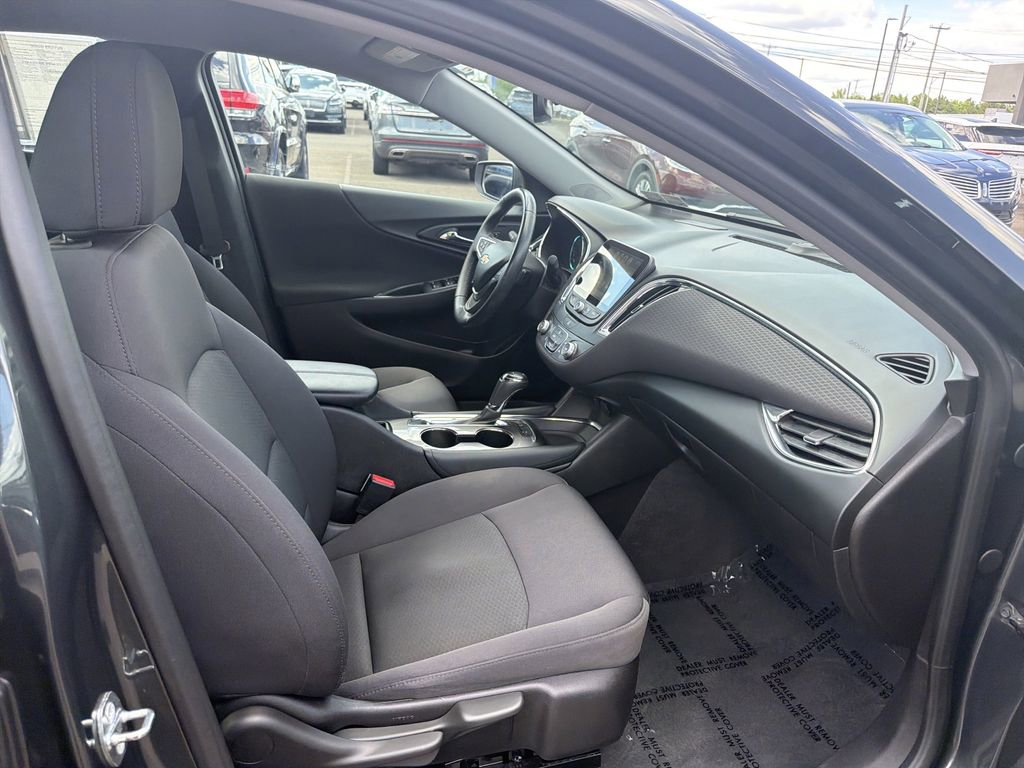 Used 2017 Chevrolet Malibu LT w/ Driver Confidence Package FWD image 15
