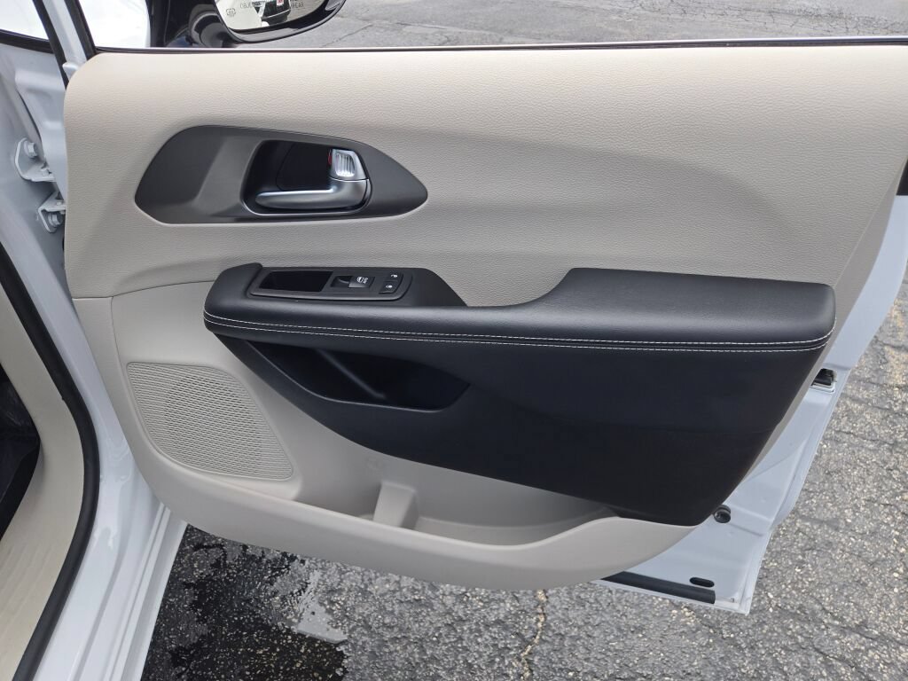 Used 2024 Chrysler Pacifica Limited FWD image 6
