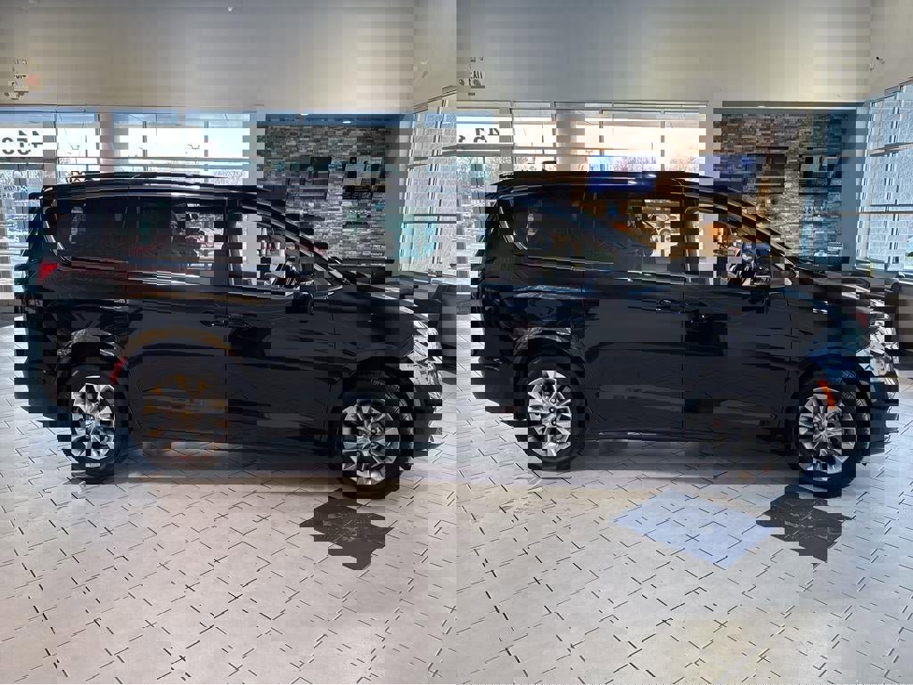 Used 2024 Chrysler Pacifica Touring-L image 14