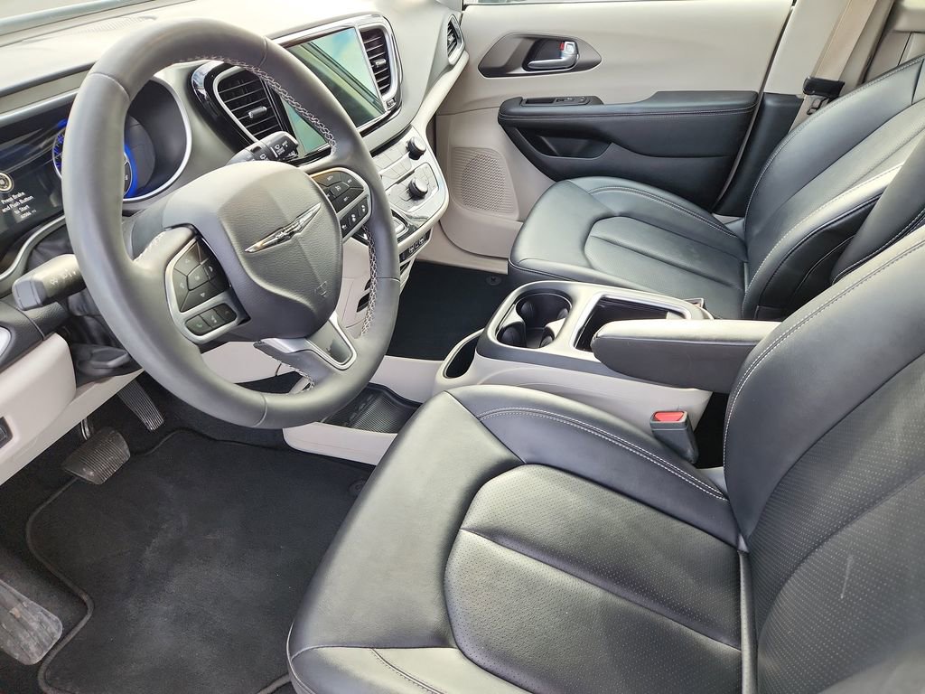 Used 2024 Chrysler Pacifica Touring-L FWD image 8