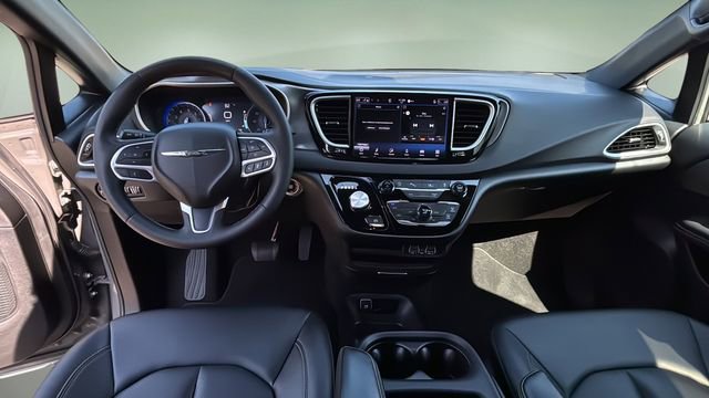 Used 2025 Chrysler Pacifica Select image 16