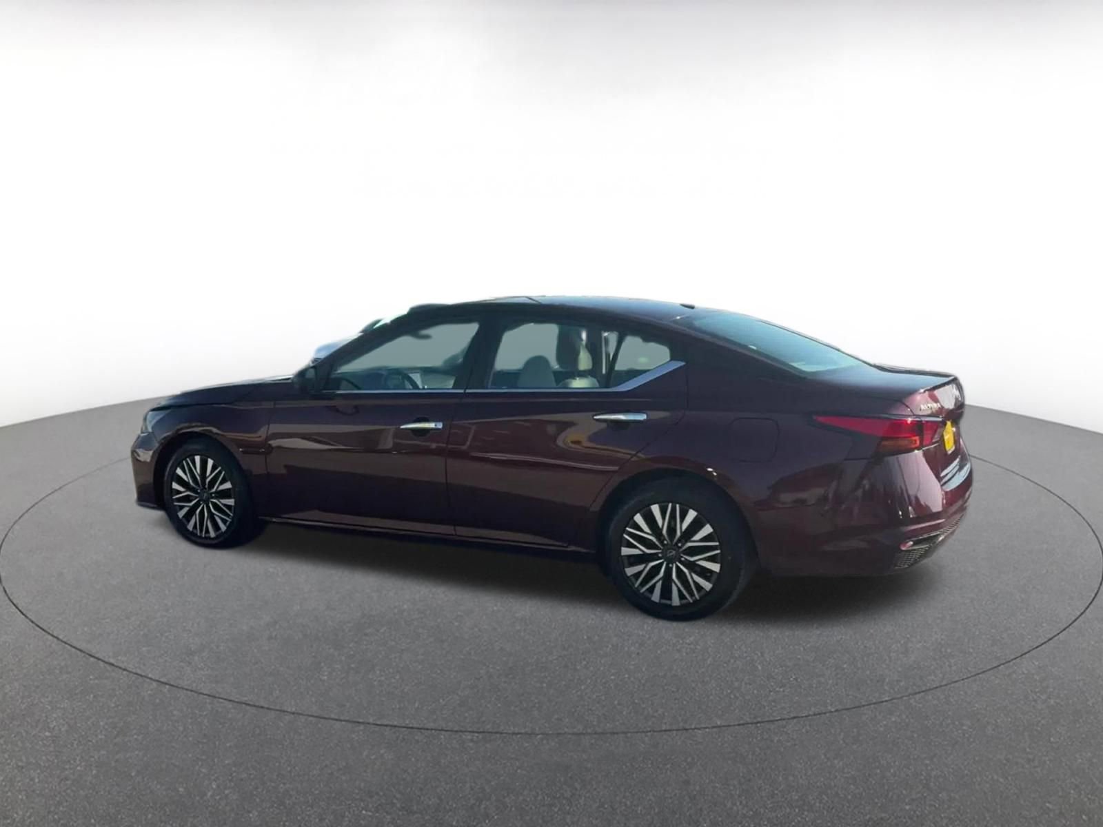 Used 2025 Nissan Altima 2.5 SV FWD image 10