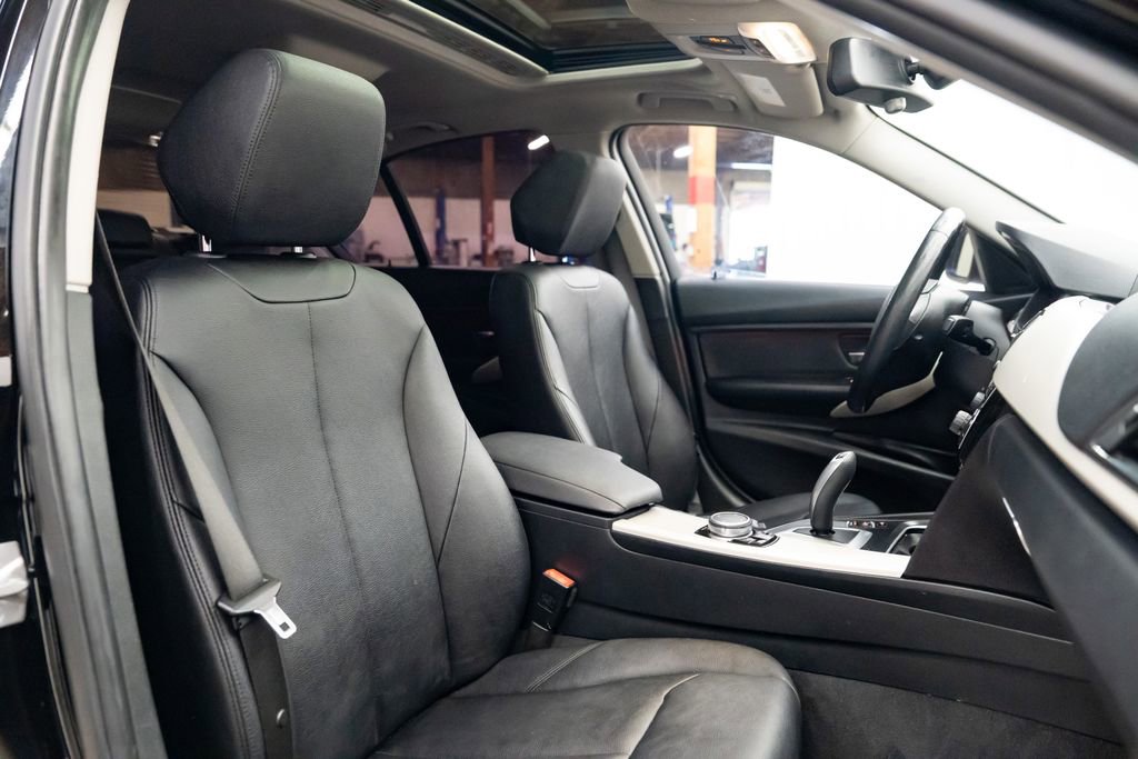 Used 2017 BMW 320i Sedan RWD image 25