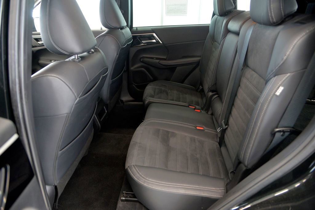 Used 2023 Mitsubishi Outlander SE image 27