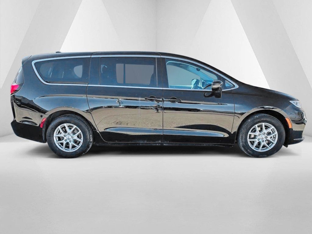 Used 2024 Chrysler Pacifica Touring-L image 8