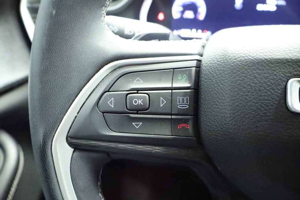 Used 2023 Jeep Grand Cherokee L Laredo image 32