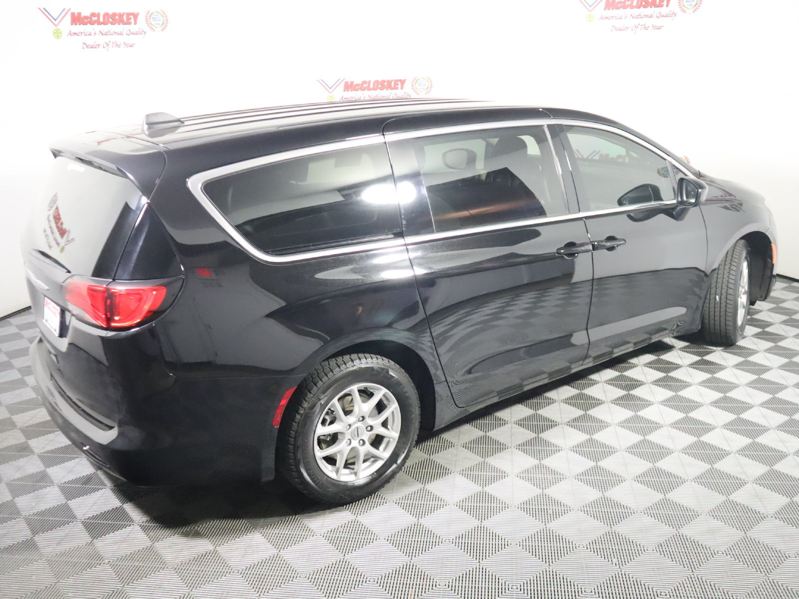 Used 2024 Chrysler Voyager LX FWD image 4