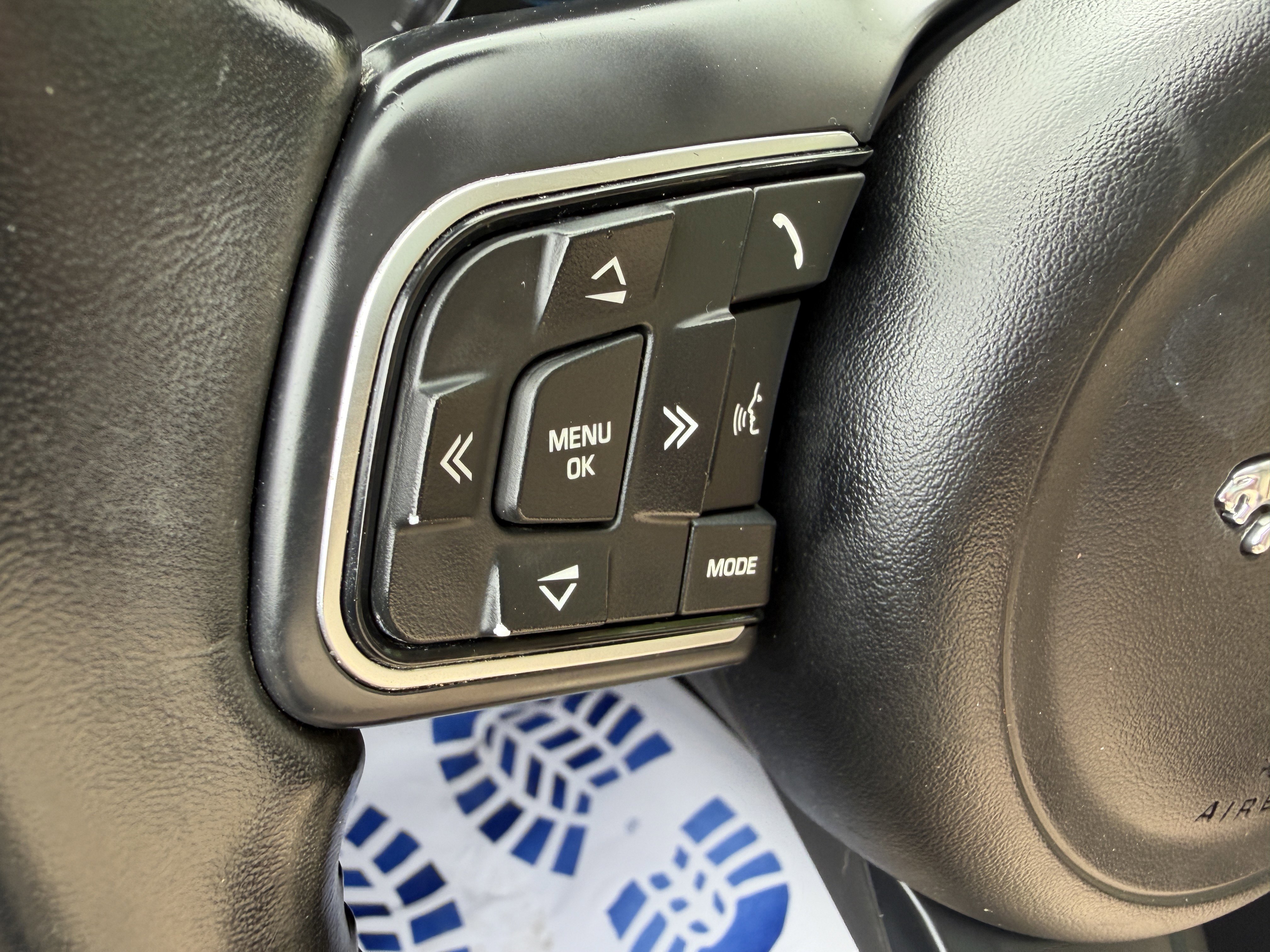 Used 2018 Jaguar XE image 29