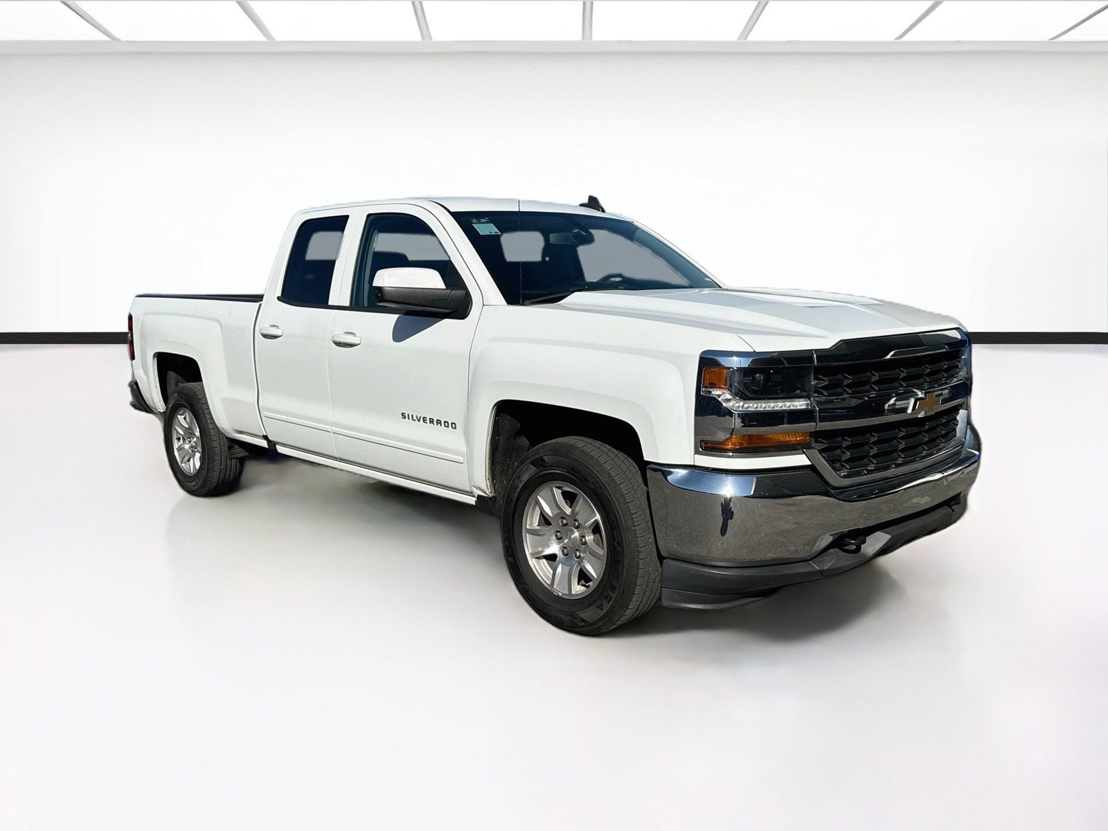 Used 2018 Chevrolet Silverado 1500 LT w/ Trailering Package AWD/4WD image 3
