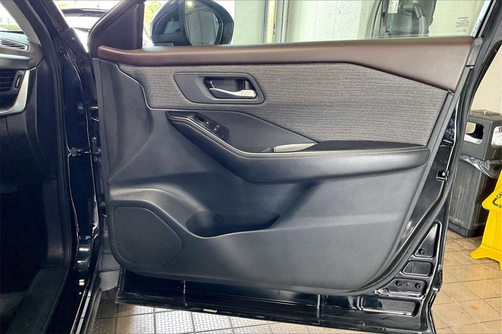 Used 2023 Nissan Rogue SV image 22