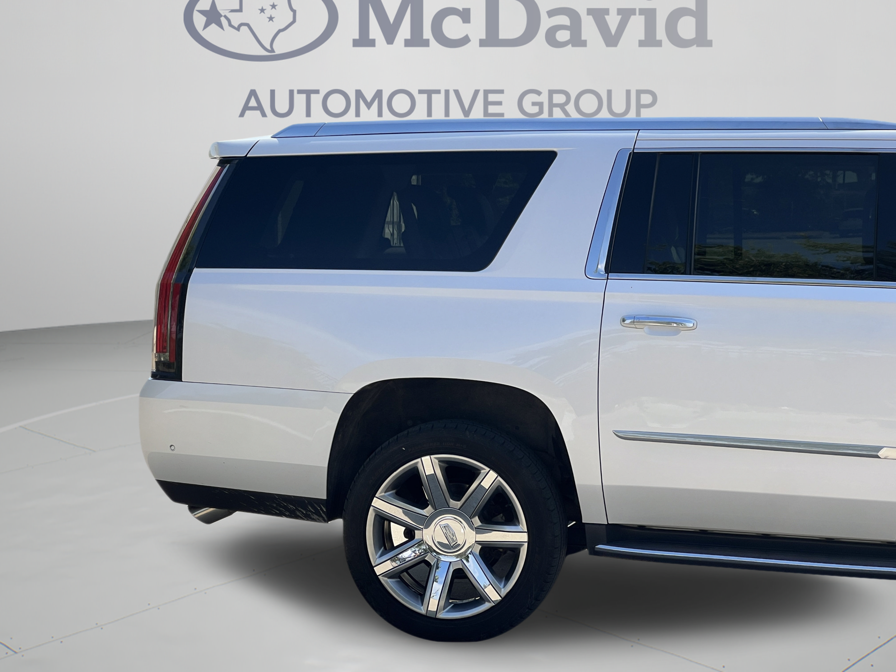 Used 2019 Cadillac Escalade ESV Luxury AWD/4WD image 35