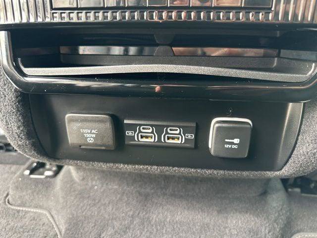 Certified 2024 Jeep Wagoneer Series II w/ Flexible Seating Group RWD image 35